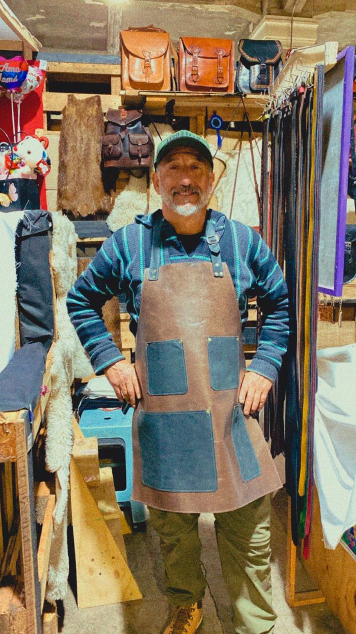 Artesano de Arte Cuero en su taller