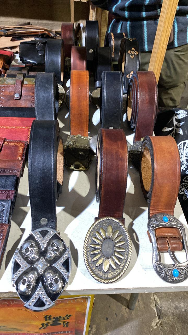 Cinturones artesanales con hebillas decorativas