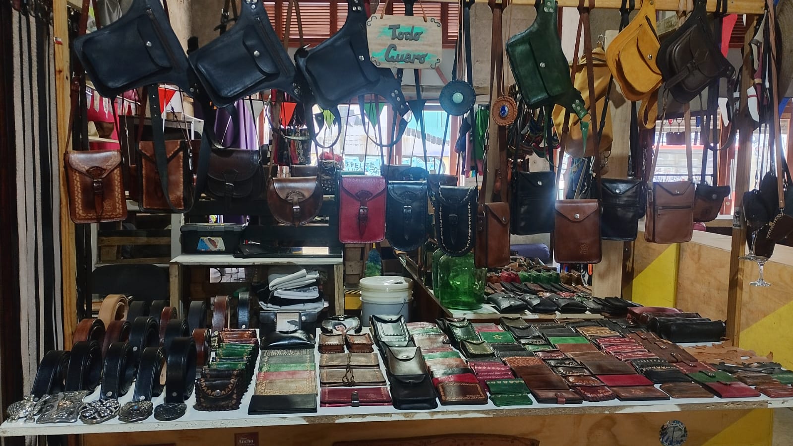Colección de piezas en el local Arte Cuero